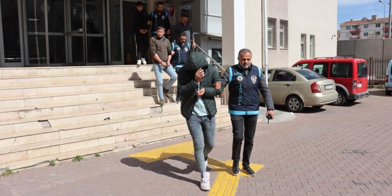 "oyun Konsolu Satıyoruz" Diyerek  260 Bin Tl Dolandıran 3 Kişi Tutuklandı