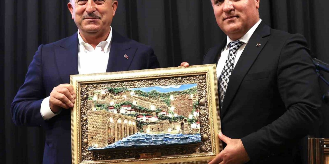 Bakan Çavuşoğlu, Emlak Ve İnşaat Sektörü Temsilciyle Buluştu