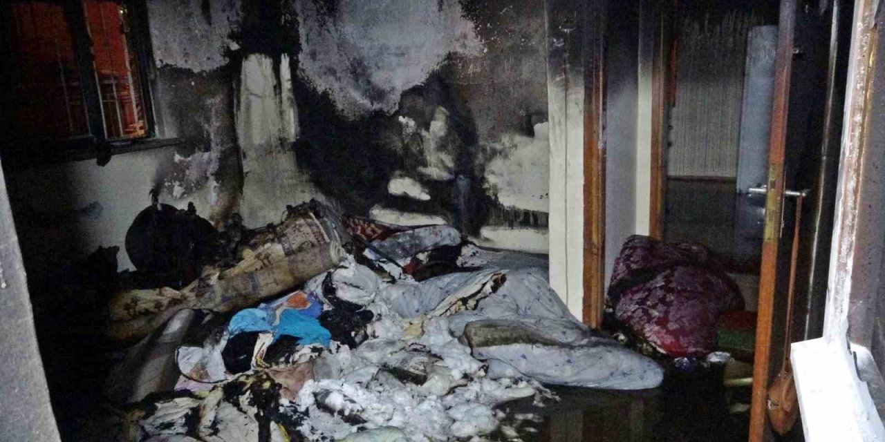 Müstakil Evde Çıkan Yangında 2 Kişi Dumandan Etkilendi, Muhabbet Kuşu Kafesinde Telef Oldu