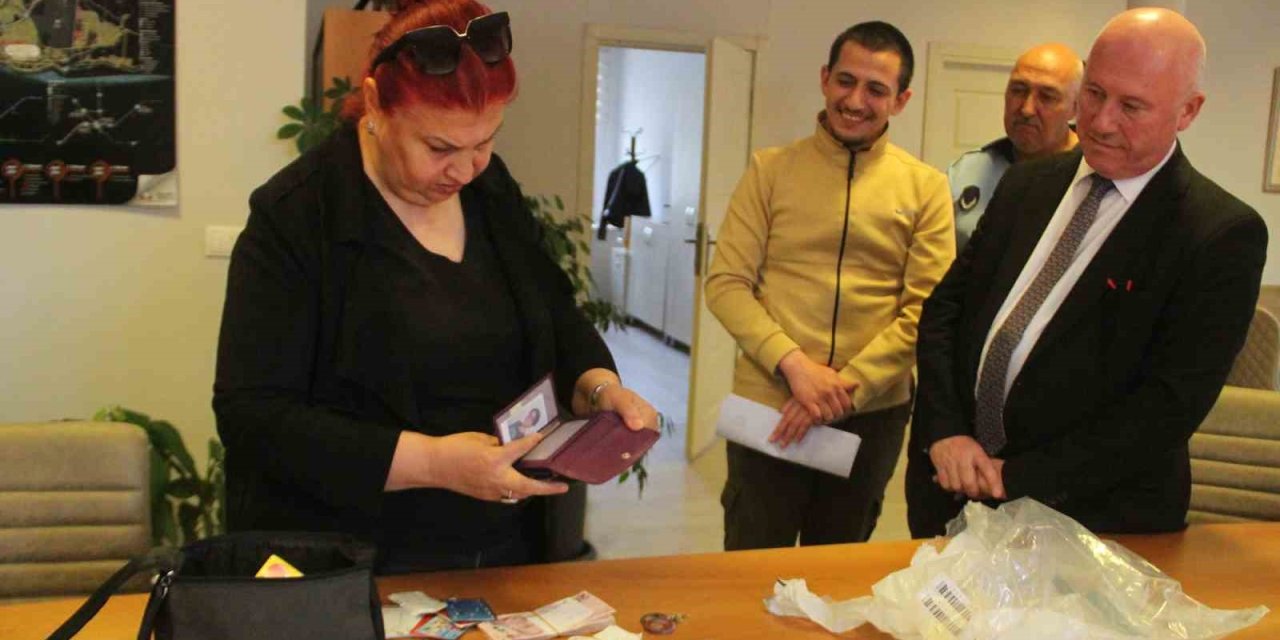 Altın Ve Paralarını Otobüste Unuttuğunu Belediyeden Gelen Telefonla Öğrendi