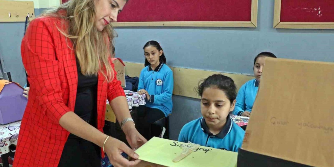 Depremde 4 Meslektaşını Kaybeden Öğretmen, Öğrencilerine Deprem Bilincini Aşılamak İçin Proje Başlattı