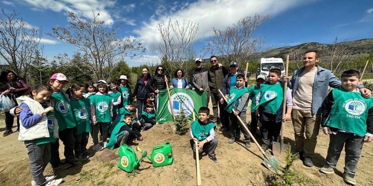 Eskişehir Eko-okullar’dan Şenlik Havasında Fidan Dikim Etkinliği