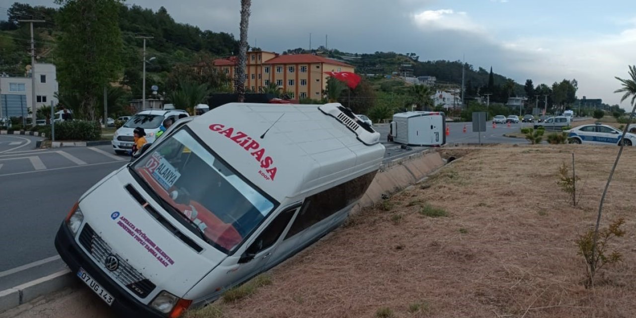 Yolcu Minibüsüyle Kamyonet Çarpıştı: 9 Yaralı