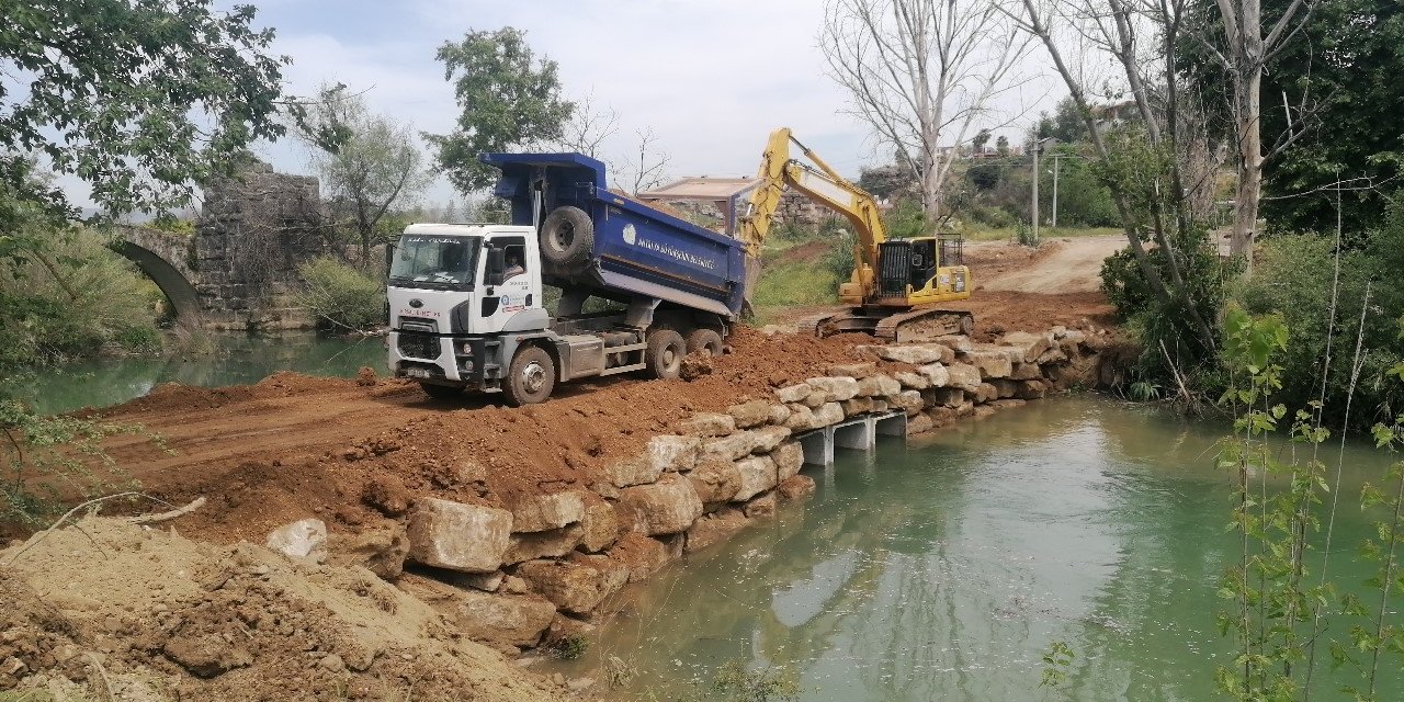 Manavgat’ta Naras Çayı’na Geçici Köprü