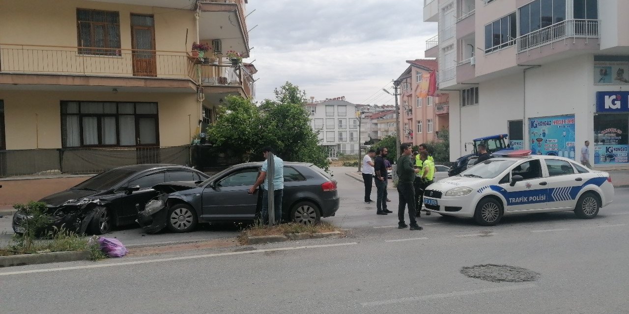 Manavgat’ta İki Otomobil Çarpıştı: 1 Yaralı