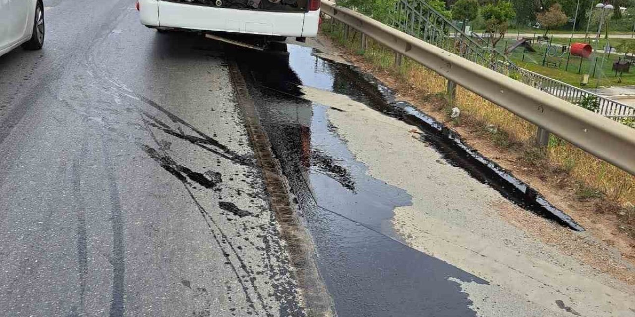 Otobüsün Motorundan Yola Dökülen Yağ, Motosikletlileri Hastanelik Etti