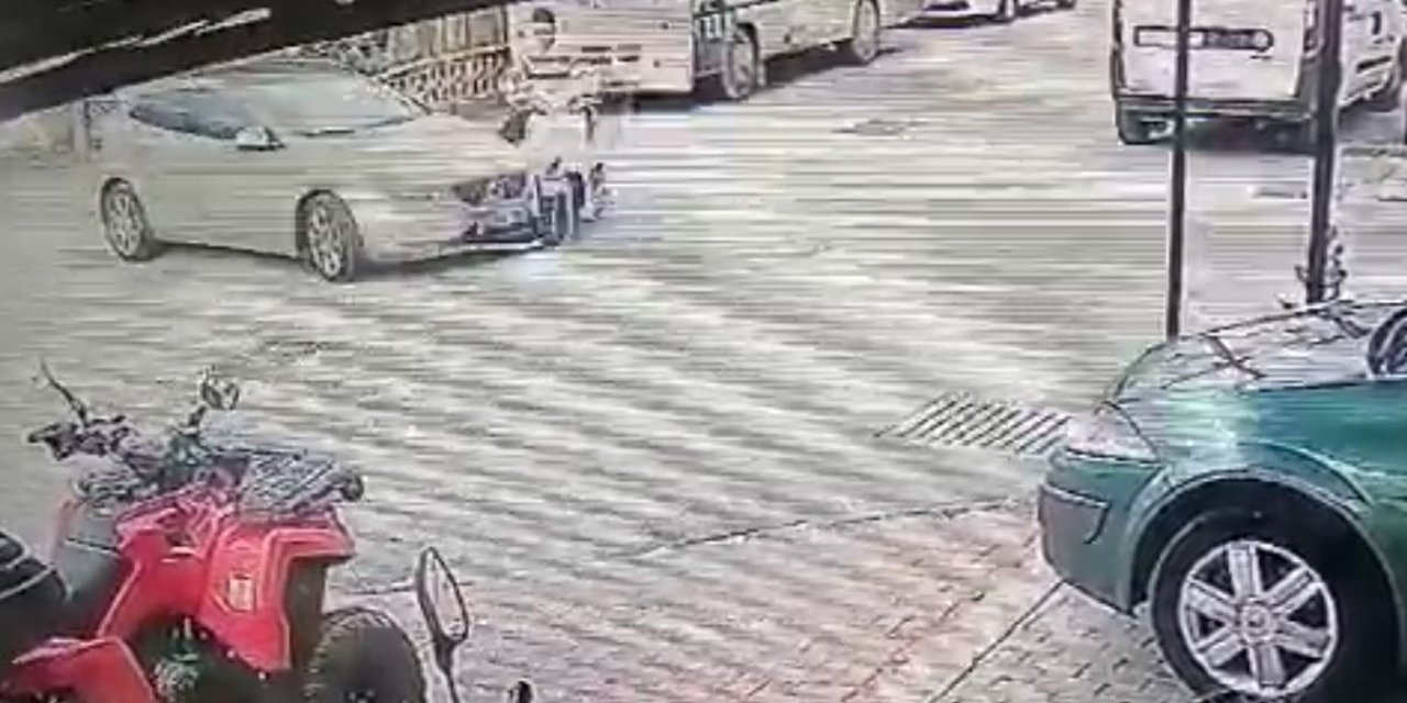 Motosikletin Otomobile Çarptığı Anlar Kameraya Yansıdı