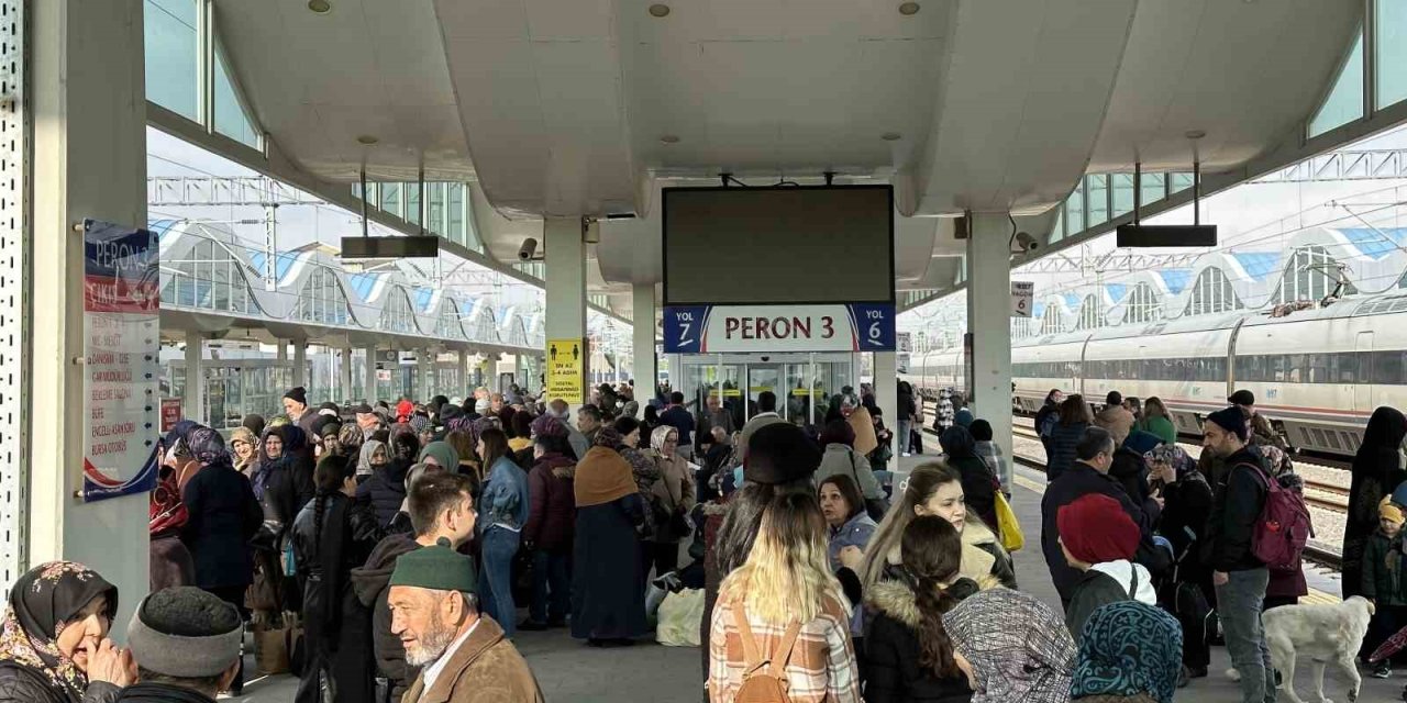 Tren Garında ‘yunus Emre’ Kalabalığı