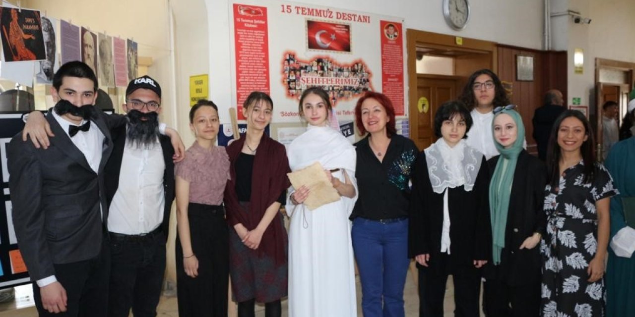 Eskişehir Atatürk Lisesi’nin Bir Koridoru Artık ‘felsefe Sokağı’
