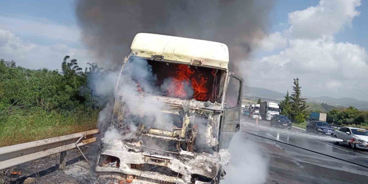 Otoyolda Yanan Tır Kullanılmaz Hale Geldi