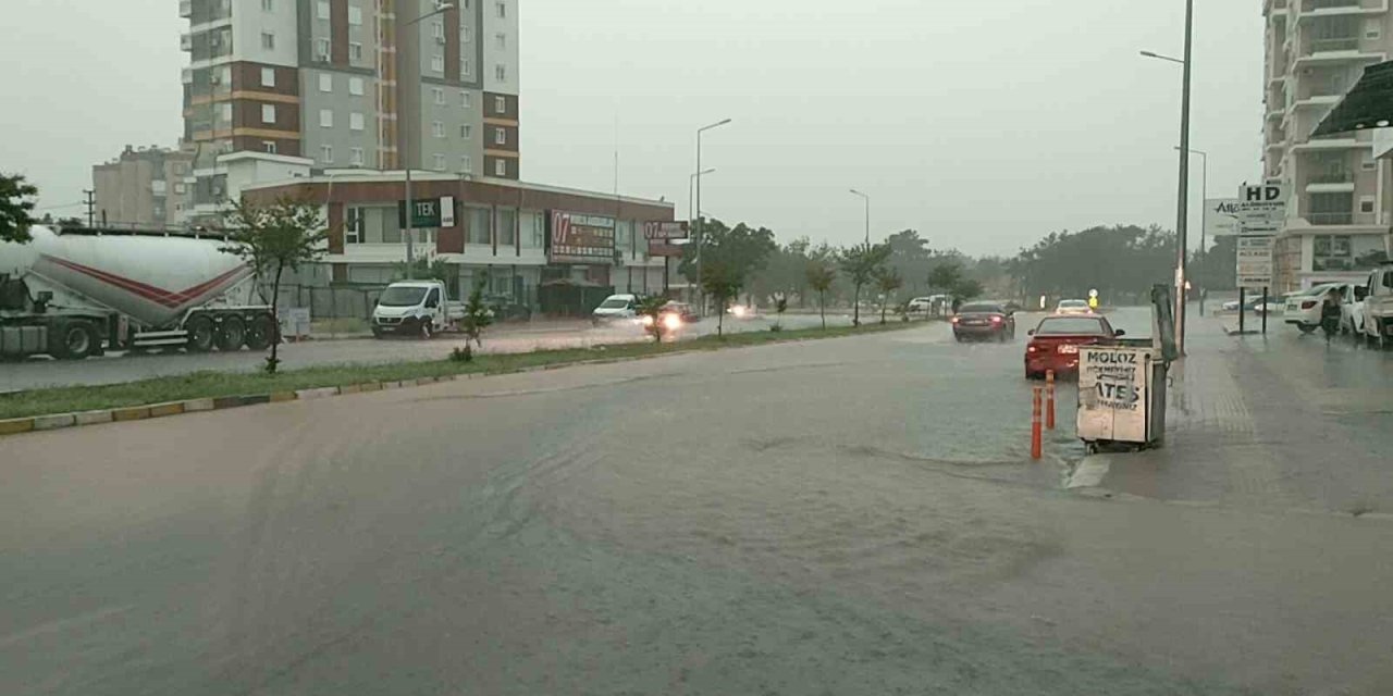 Antalya’da Sağanak Hayatı Felç Etti, Araçlar Yollarda Kaldı