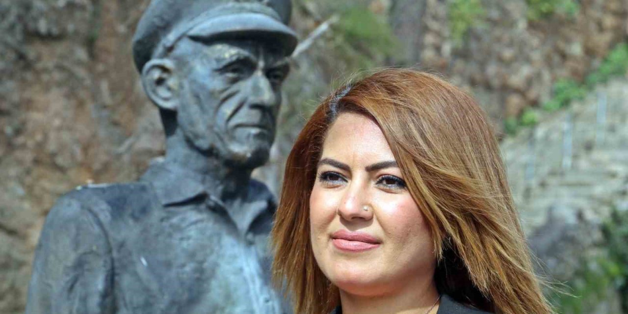 Kaleiçi’nin Simge İsmi ‘mustafa Kaptan’ın Heykelinin Omuzundaki Güvercin İkinci Kez Ortadan Kayboldu