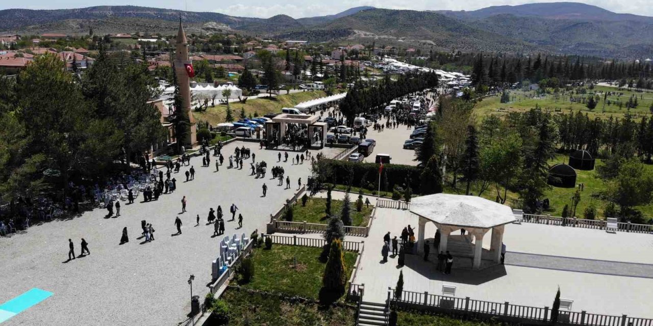 ‘bizim Yunus’ Ölümünün 702’nci Yılında Yoğun Katılımla Anıldı