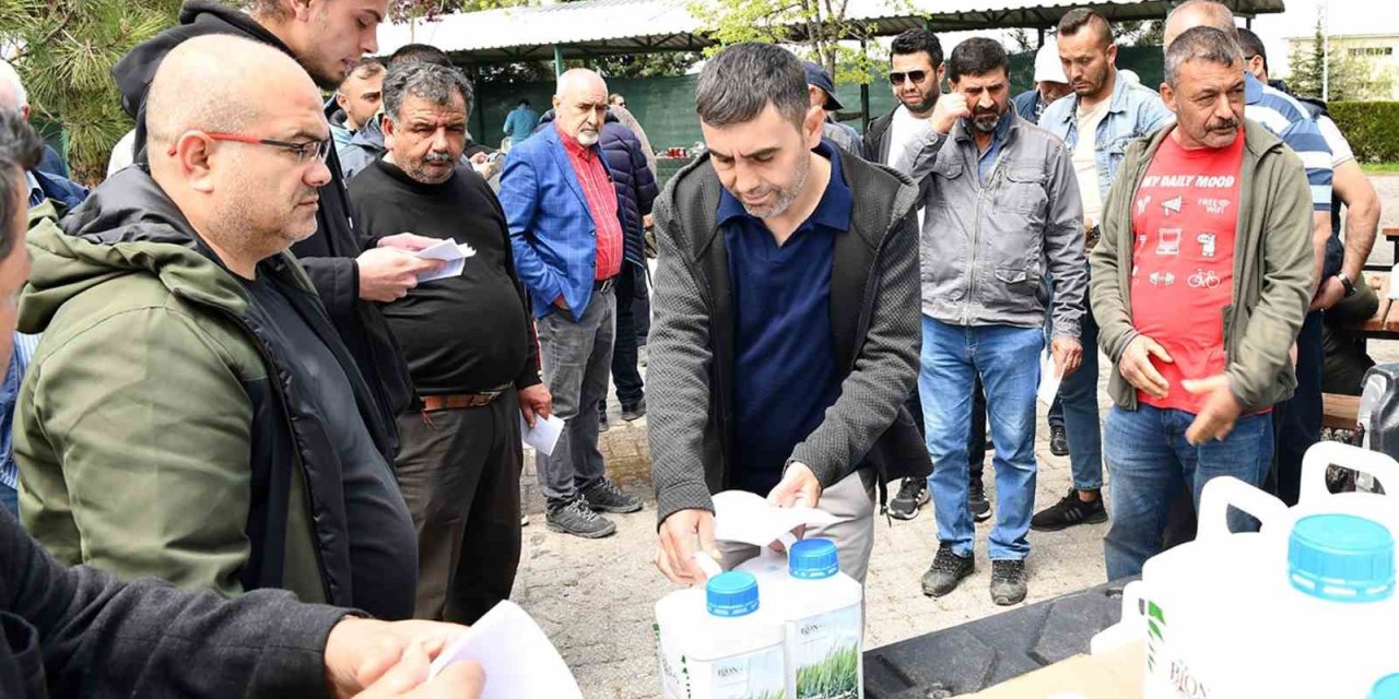 Tepebaşı’ndan Çiftçilere Sıvı Gübre Desteği