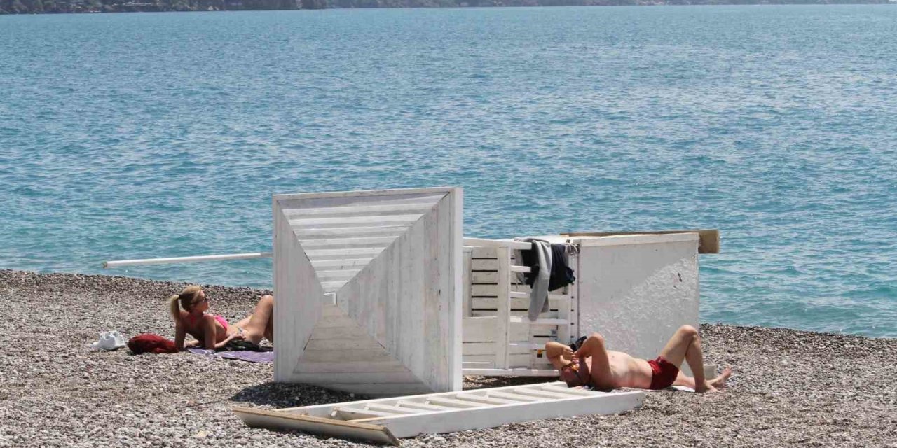 Antalya’da Dün Savaş Alanına Dönen Sahilde Bugün Sıcak Hava Keyfi