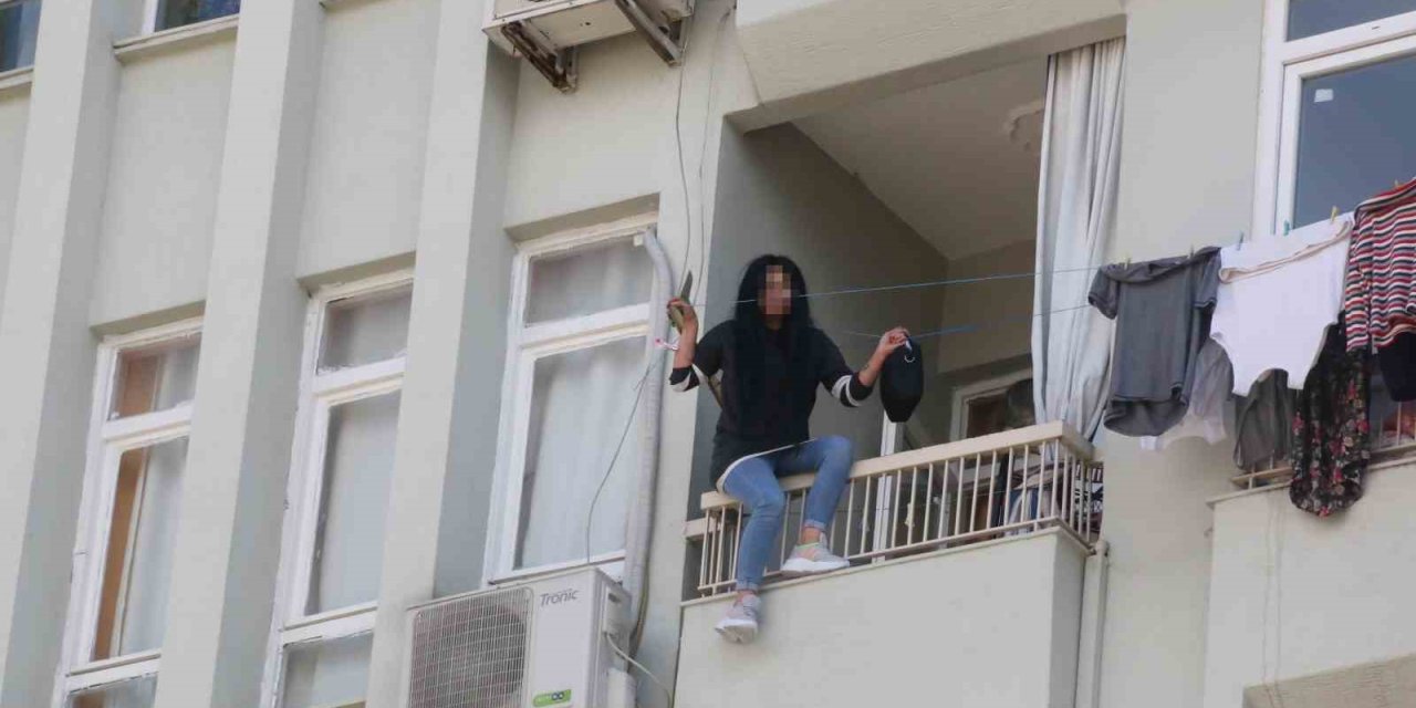 Elinde Bıçakla Balkon Demirlerine Çıkan Kadın, Korku Dolu Anlar Yaşattı