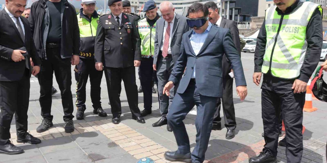 Kurşunlanan Levhalar Sergilendi, Trafik Güvenliğine Dikkat Çekildi