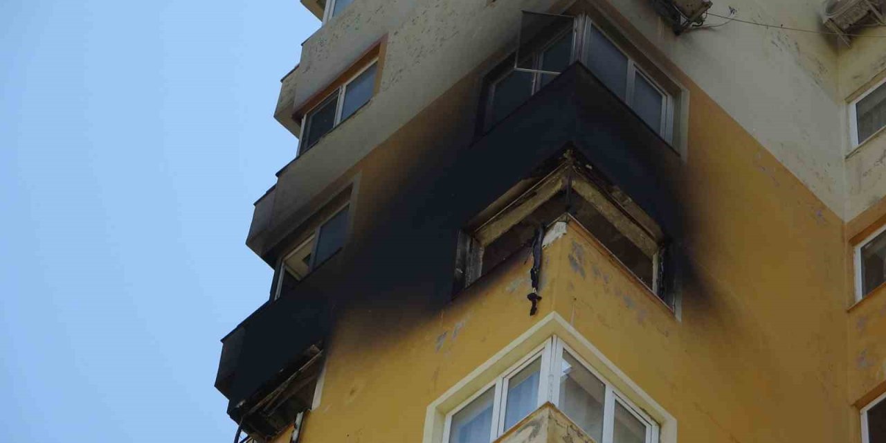 Hastaneye Giden Çiftin Evi Alev Alev Yandı, Bir Vatandaş Yangının Sebebini Yüzlerce Metre Uzaktan Yorumladı