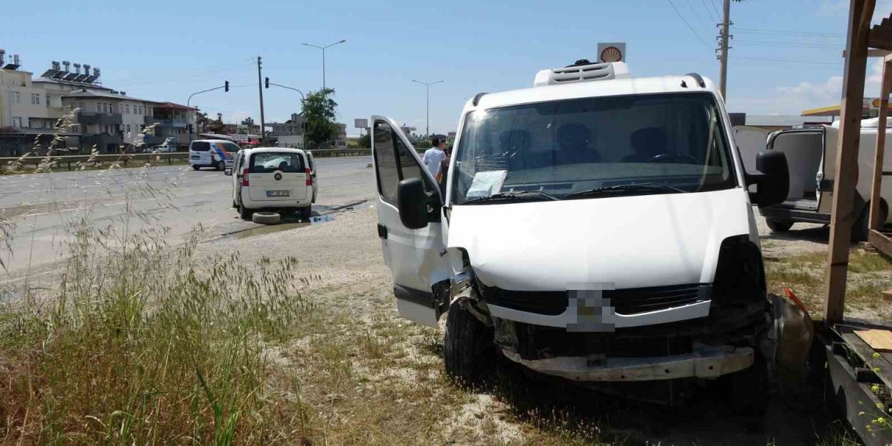 Kapalı Kasa Kamyonet Ticari Araçla Kafa Kafaya Çarpıştı: 4 Yaralı
