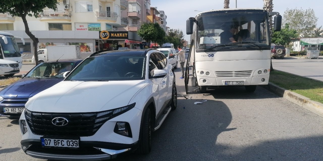 Otomatik Kapısı Açık Seyreden Servis Otobüsü Otomobile Çarptı