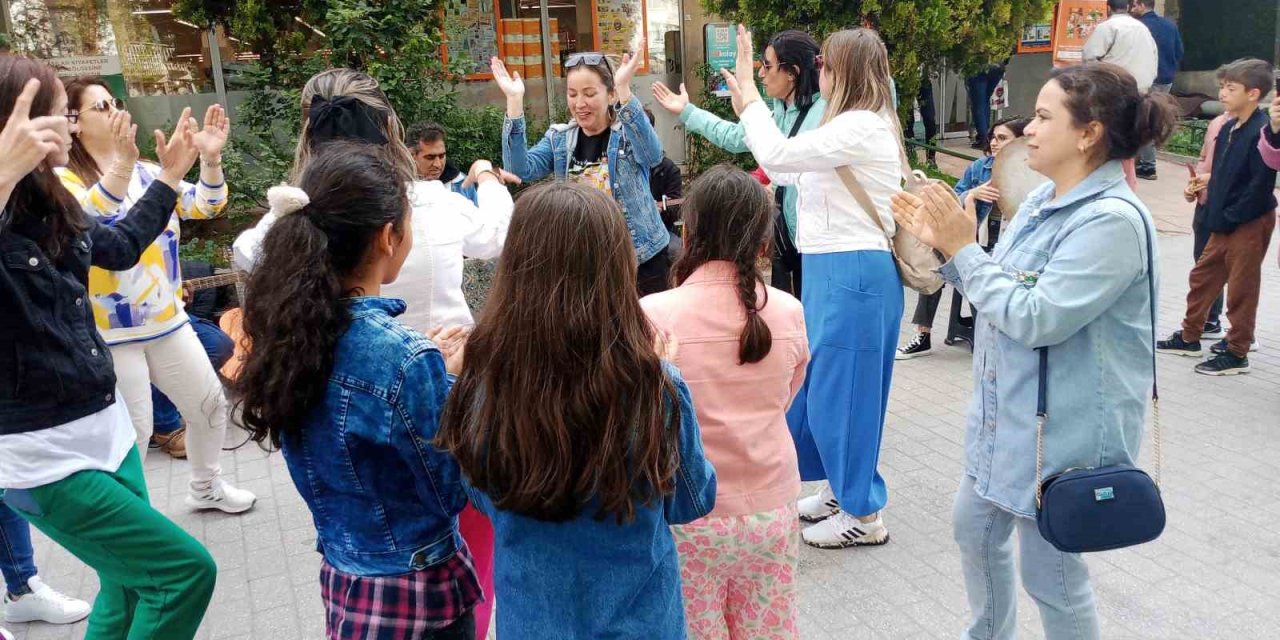 Sokak Müzisyenleri Çaldı, Onlar Oynadı