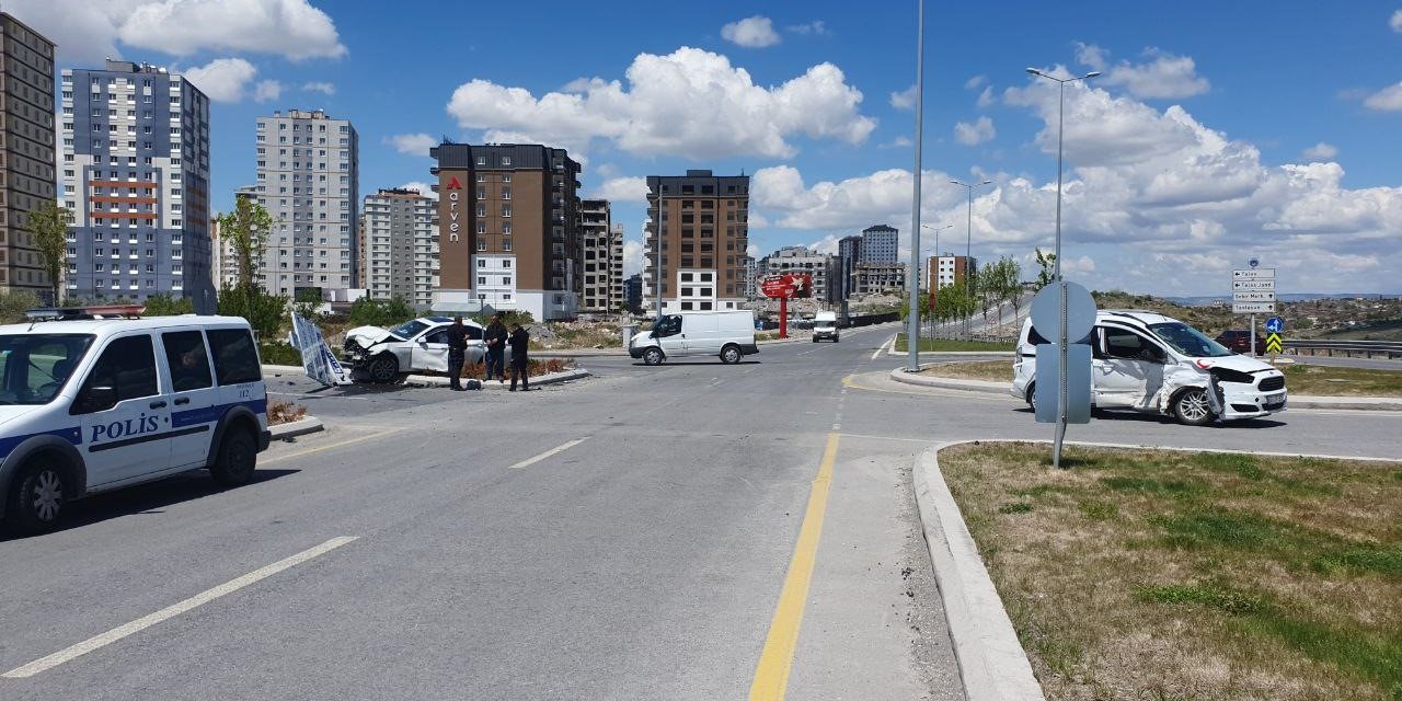 Kaza Yapan Otomobil Refüje Uçtu: 3 Yaralı