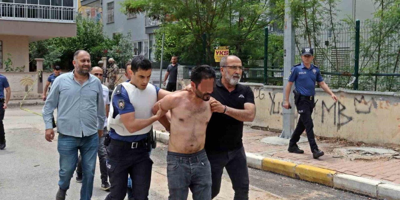 ‘sabaha Kadar Parti’ Deyip Elinde Ne Varsa Sokağa Fırlattı, İçeri Girince Polisle Göz Göze Geldi