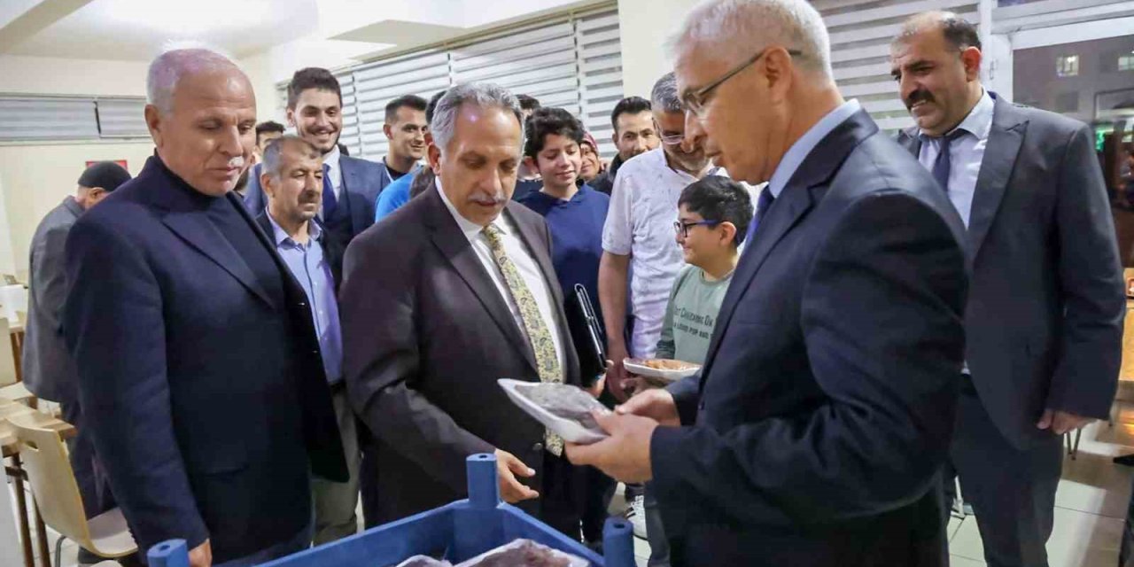 Başkan Yalçın Ve Kaymakam Dönmez Depremzedeleri Yalnız Bırakmıyor