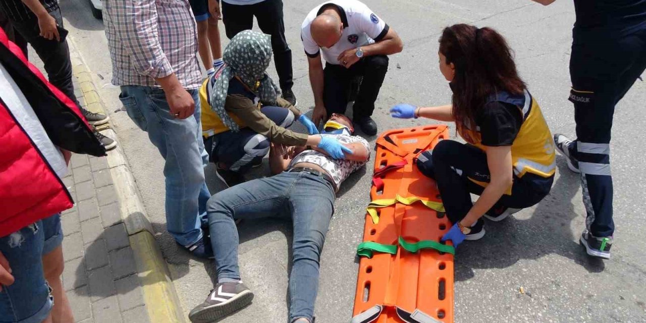 Ticari Aracın Çarptığı Motosiklet Sürücüsü Metrelerce Savruldu