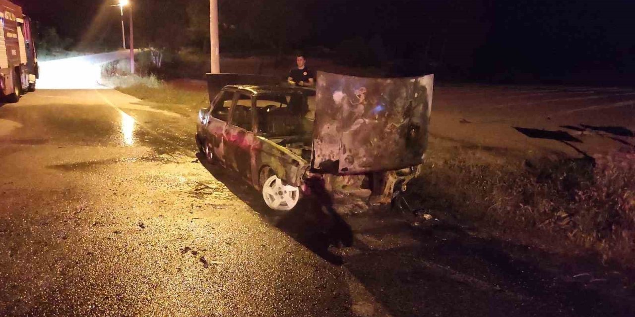Yol Kenarındaki Araç Yanarak Kullanılamaz Hale Geldi
