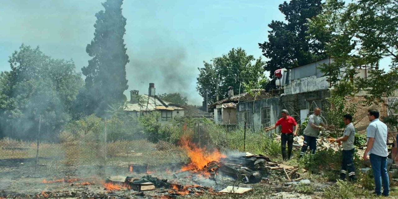 Evlere Yönelen Otluk Yangını Mahalleliyi Korkuttu