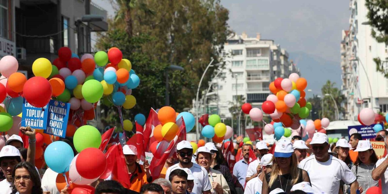 Antalya Caddelerinde Enfest Coşkusu