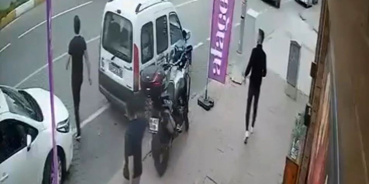 Dönüş Yapan Otomobil, Karşıya Geçmek İçin Bekleyen Yayayı Altına Aldı