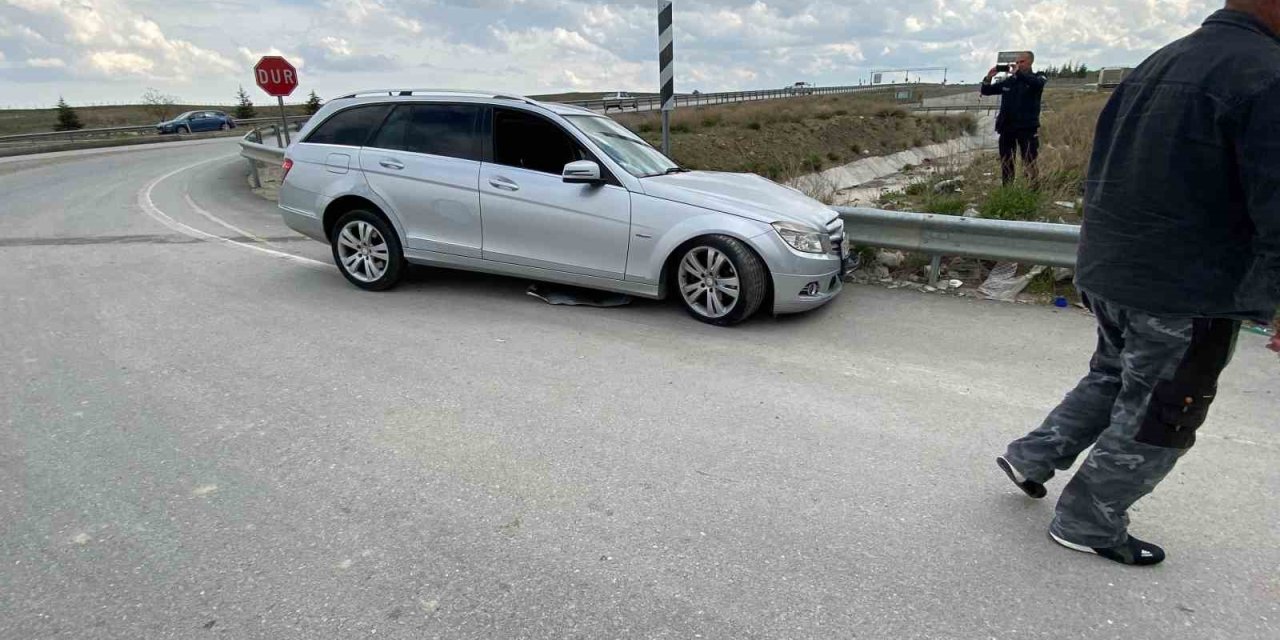 Kontrolden Çıkan Otomobil Bariyerlere Çarptı: 1 Yaralı