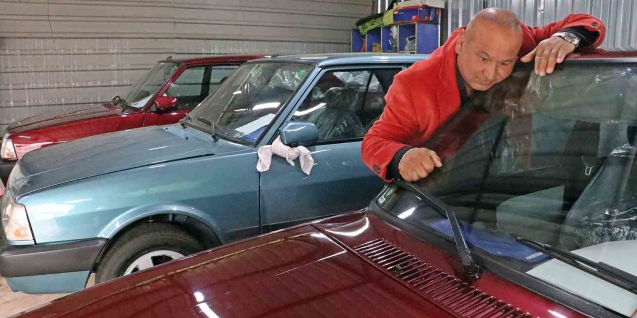 Araçlarına Toz Kondurmuyor, Ayakkabısını Çıkarıp Öyle Sürüyor