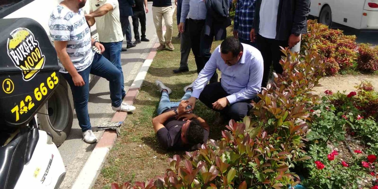 Motosikletli Kurye Otobüs İle Refüj Arasında Sıkıştı