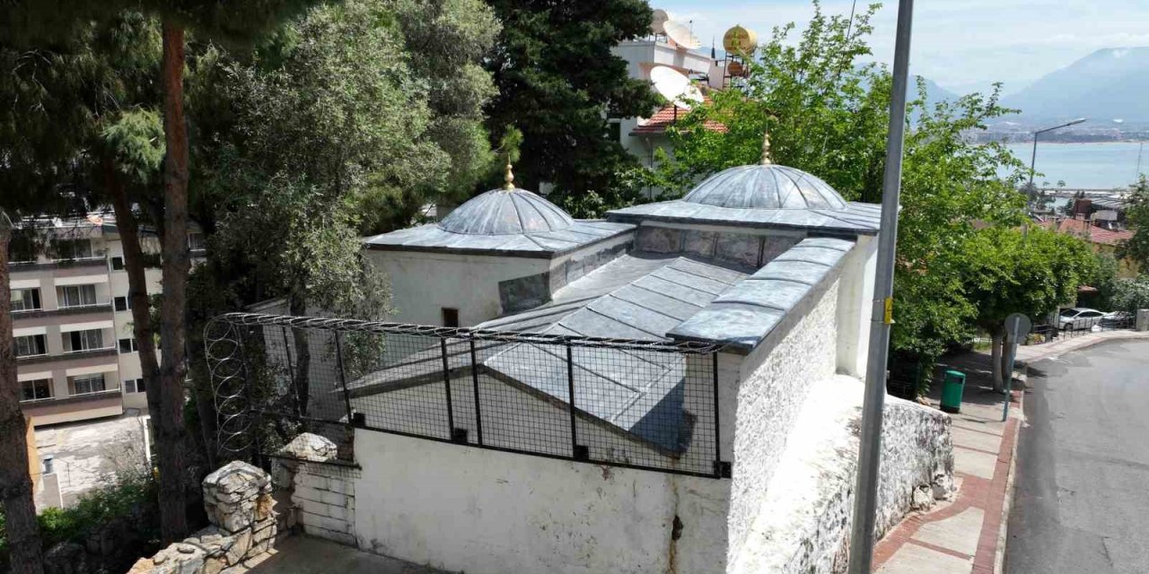 Alanya Kalesi’nin Önemli Tarihi Değerlerinden Sitti Zeyneb Türbesi’nin Çatısı Onarıldı