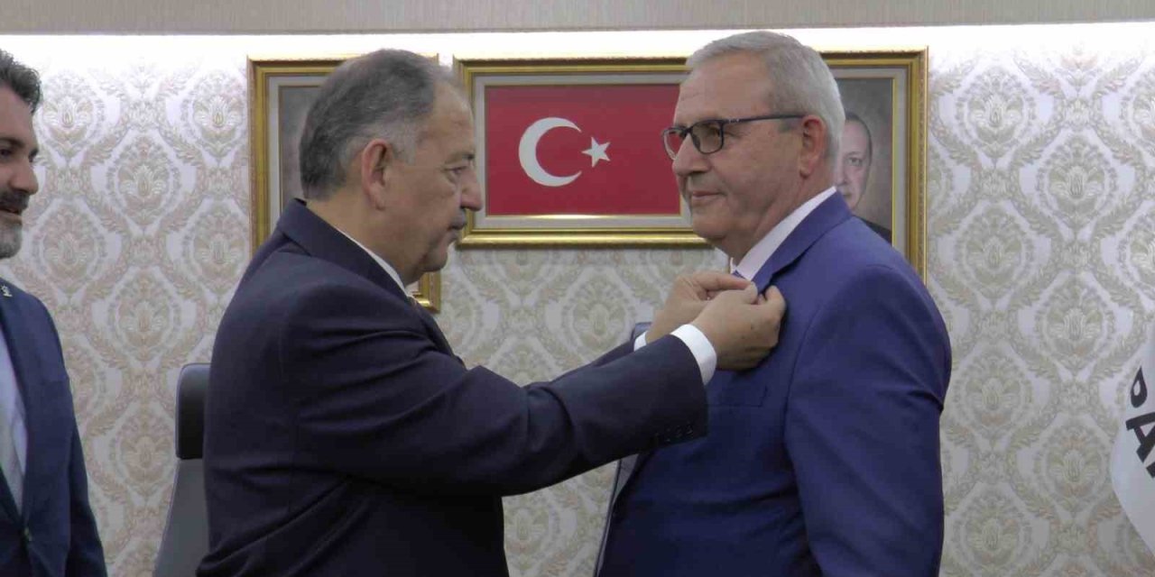 Tdp Kayseri İl Yönetimi Ak Parti’ye Katıldı, Rozetlerini Özhaseki Taktı