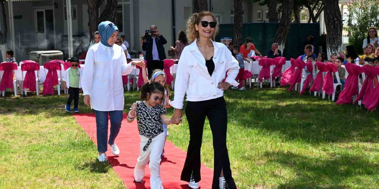 Manavgat’ta Anneler Gününe Özel 90’lı Yıllar Modası