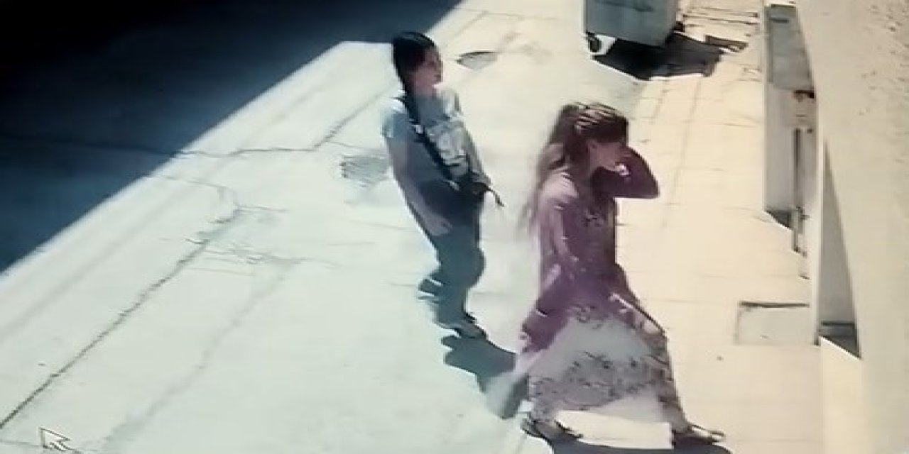 Apartman Kapısını Kartla Açan Kadın Hırsızlar Güvenlik Kamerasına Yakalandı