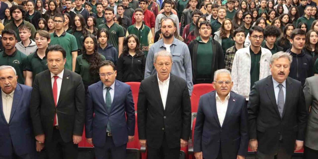 Bakan Akar’dan Öğrencilere: “sizler Donanımlı Olduğunuz Takdirde Bizim Geleceğimiz Daha Güvende Olur”