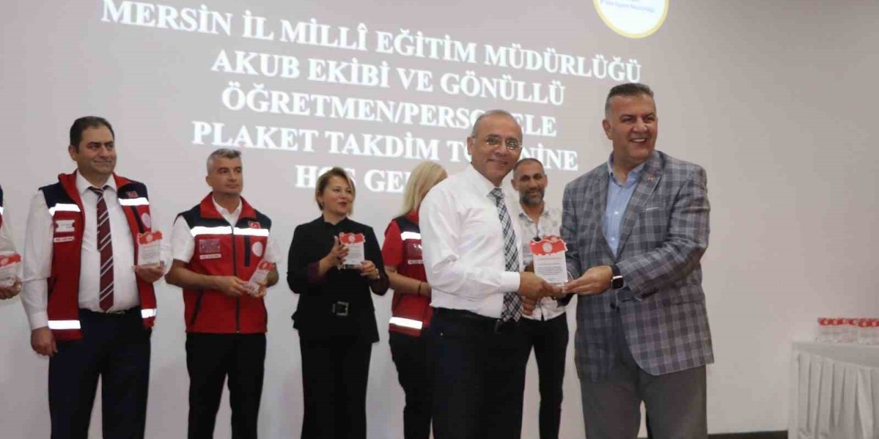 Deprem Bölgelerinde Görev Alan 253 Gönüllü Öğretmene Plaket