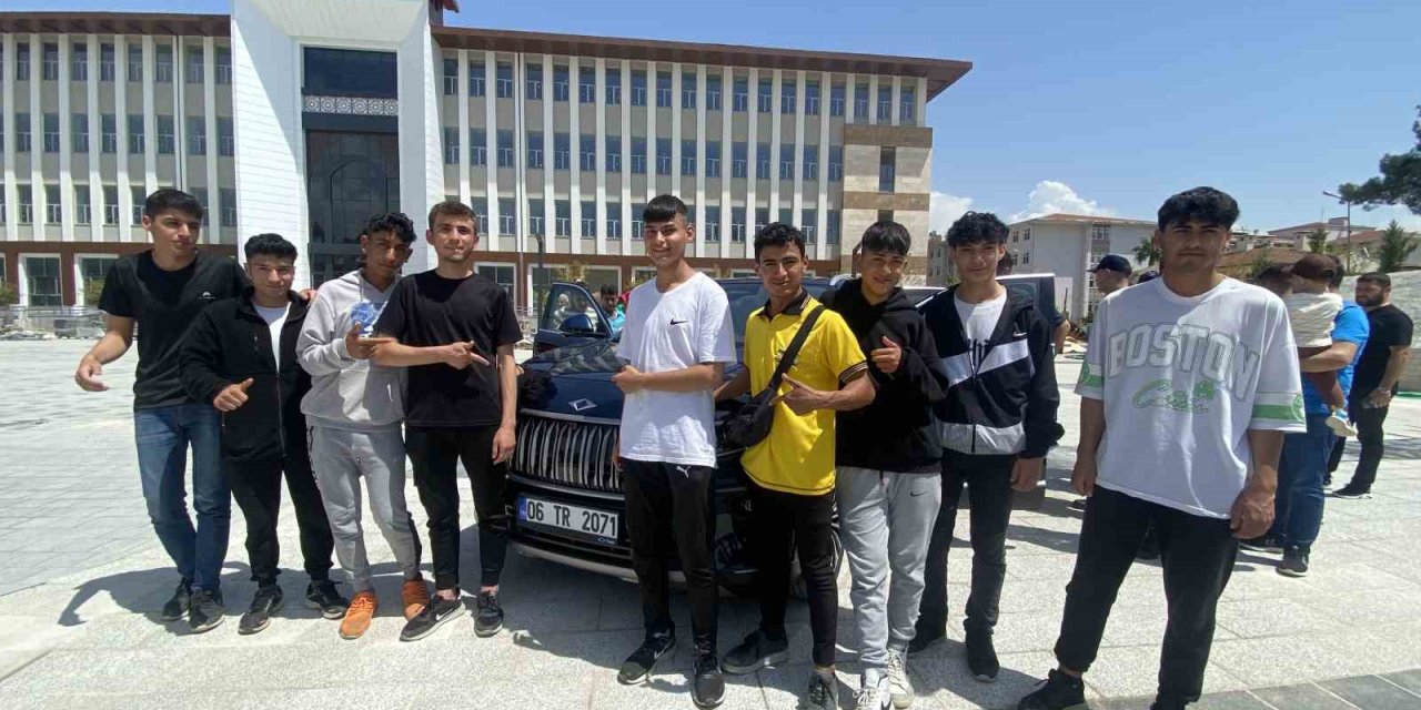 Togg’a Gençler Hayran Kaldı, Fotoğraf Çekme Yarışına Girdi