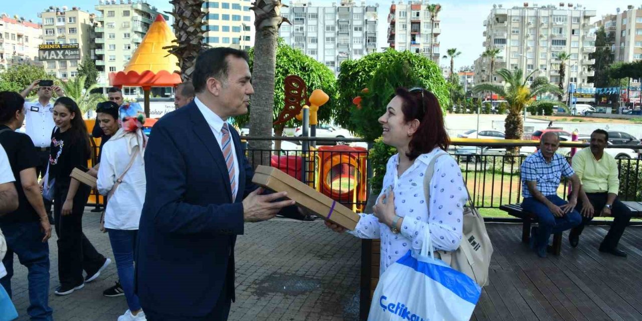 Özyiğit’ten Annelere Lavanta Hediyesi