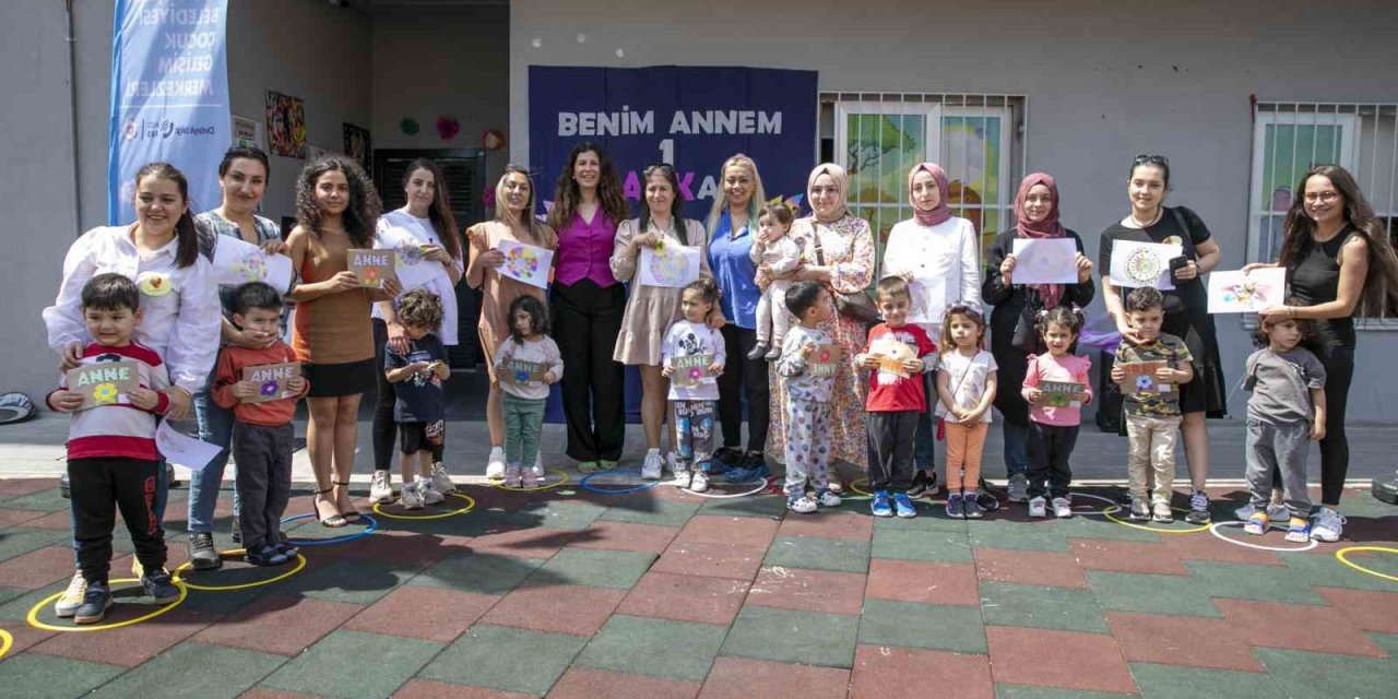Minikler Anneleri İçin Hediye Hazırlayıp, Şarkılar Söyledi