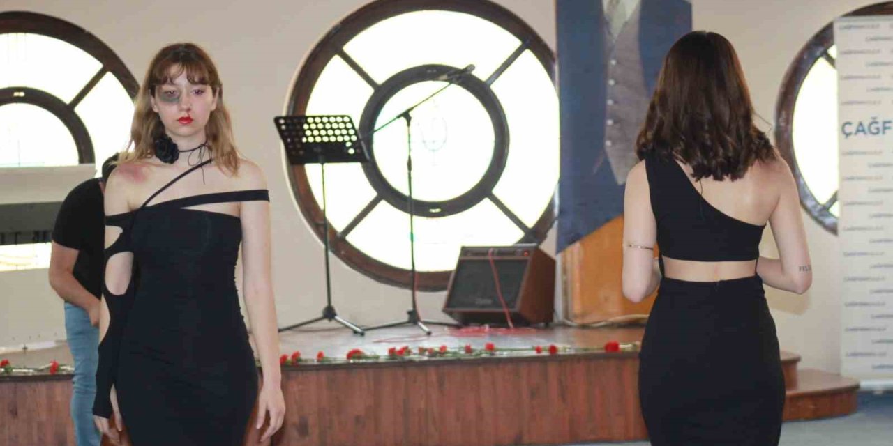 Özel Tasarladıkları Kıyafetlerle Sahnede Yer Aldılar