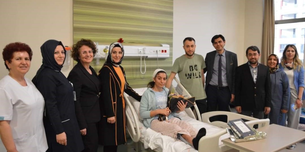 Depremzede Hemşireye ‘hemşireler Günü’ Jesti