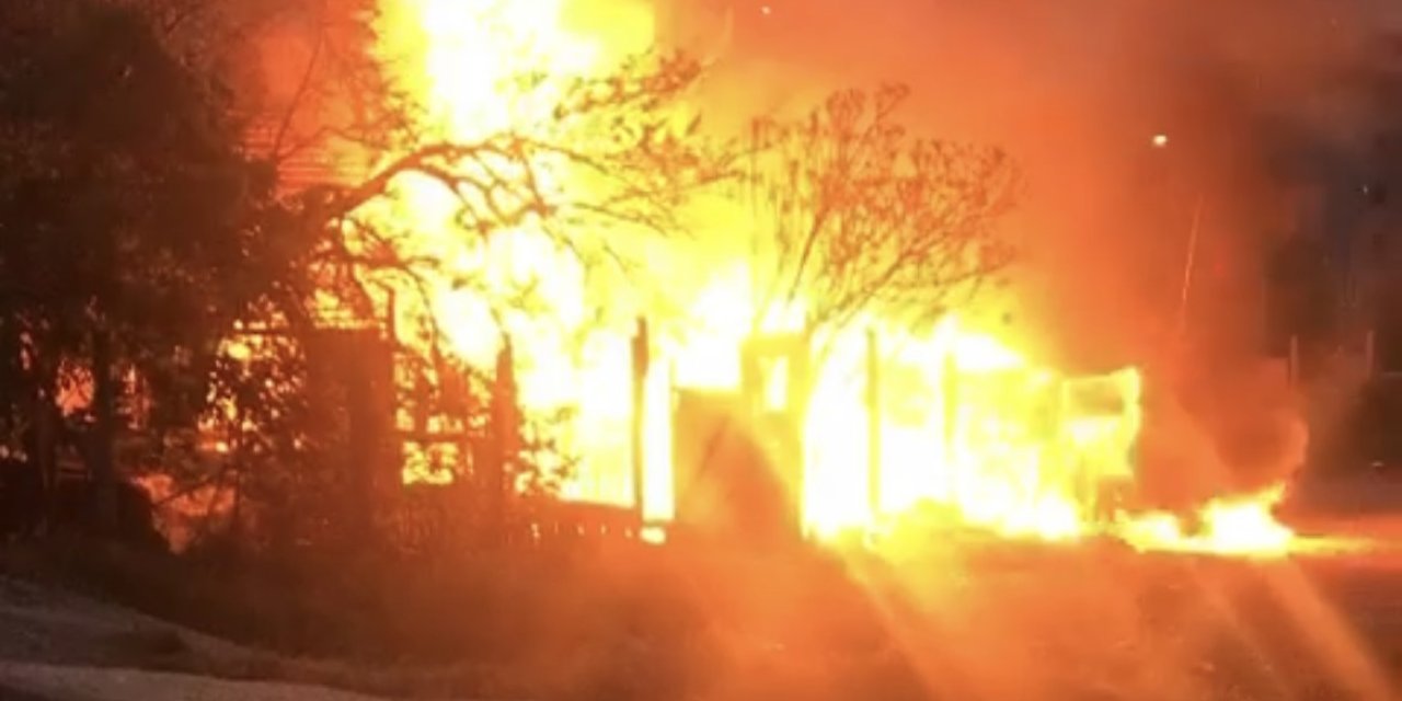 Yangın Çıkan Evdeki 2 Kişiyi Çevredeki Vatandaşlar Kurtardı