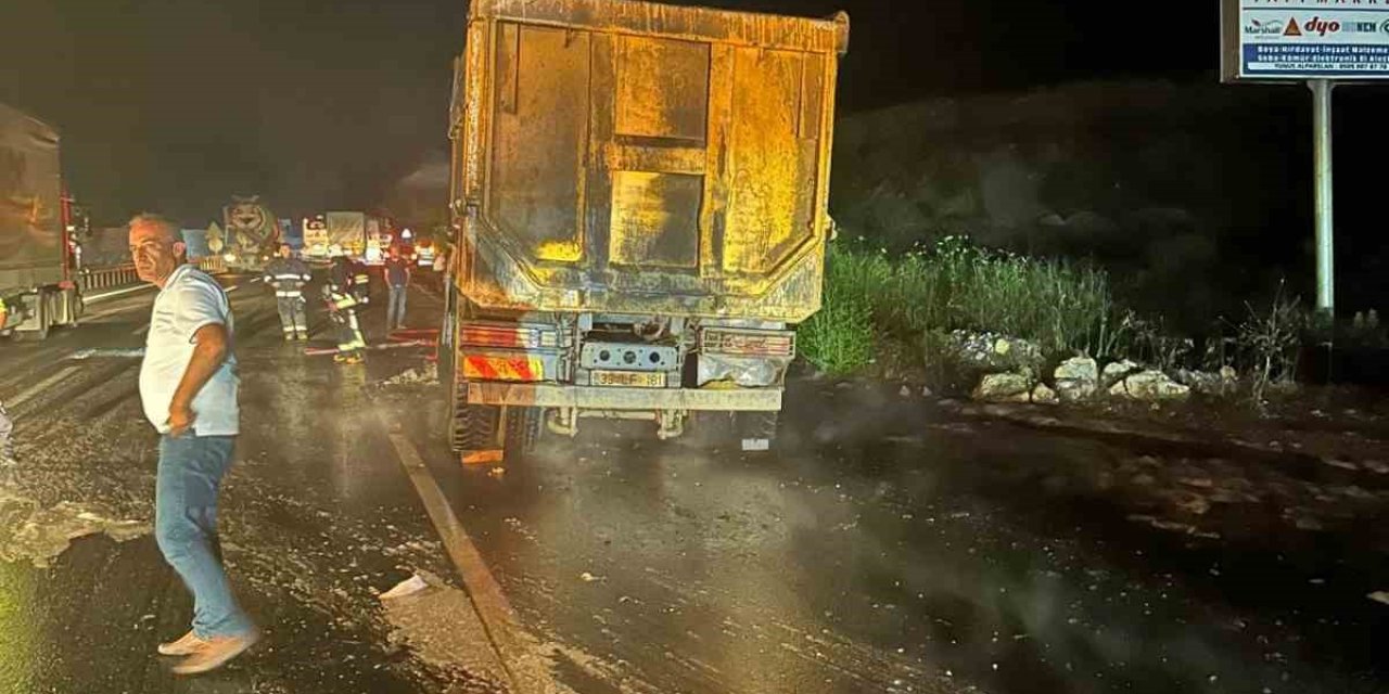 Lastiği Patlayan Hafriyat Kamyonu Alev Aldı