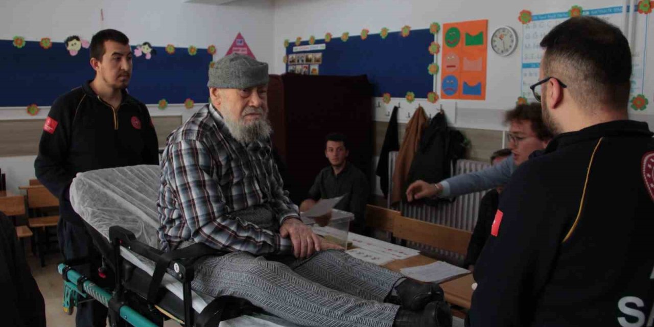 87 Yaşındaki Mustafa Amca Oy Kullanmaya Ambulansla Geldi